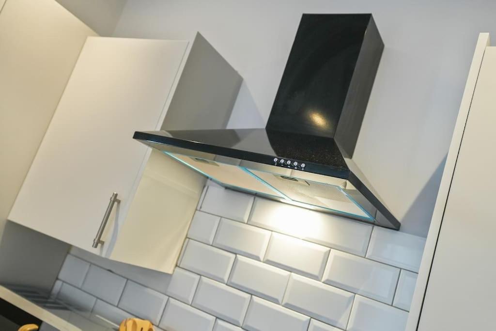 Apartment Modern 2 Bed Apt, 7ft Pool Table, Centre, Free Parking, Netflix - Hosted By Host Save