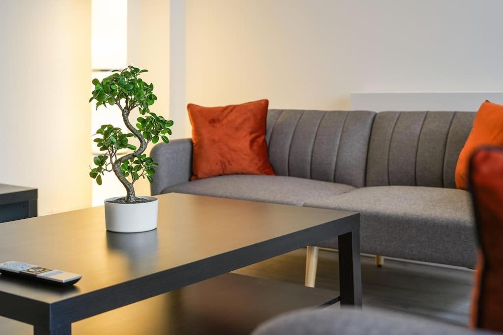 Modern 2 Bed Apt, 7ft Pool Table, Centre, Free Parking, Netflix - Hosted By Host Save Apartment Sheffield