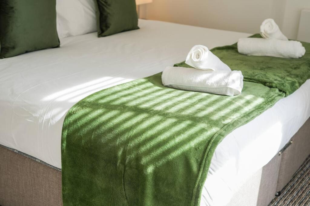 Modern 2 Bed Apt, 7ft Pool Table, Centre, Free Parking, Netflix - Hosted By Host Save Sheffield