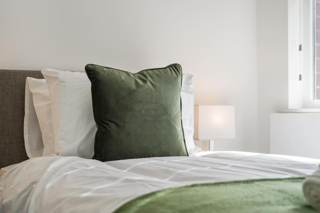 Apartment Modern 2 Bed Apt, 7ft Pool Table, Centre, Free Parking, Netflix - Hosted By Host Save Sheffield