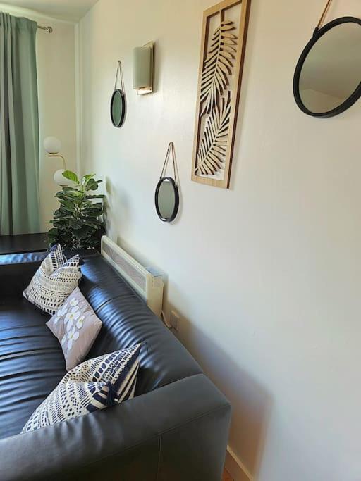 Centre 2 Bed & 2 Bath With Free Secured Parking Near And Hospital Apartment *