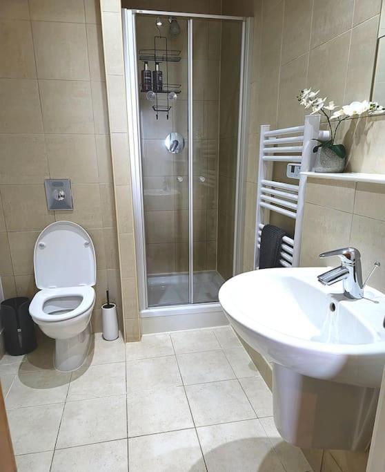 Centre 2 Bed & 2 Bath With Free Secured Parking Near And Hospital Apartment Sheffield