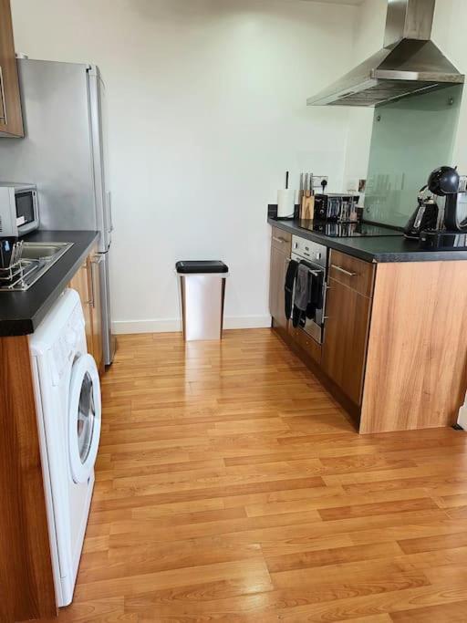 Apartment Centre 2 Bed & 2 Bath With Free Secured Parking Near And Hospital *