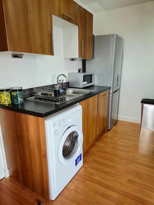 Centre 2 Bed & 2 Bath With Free Secured Parking Near And Hospital *