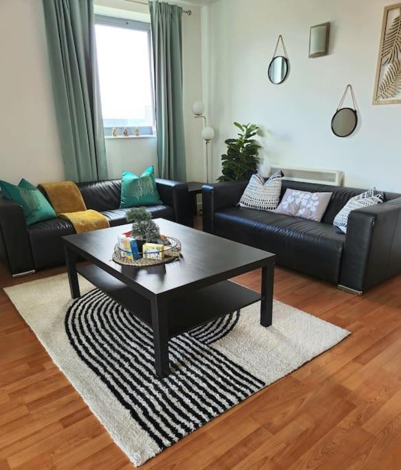 Centre 2 Bed & 2 Bath With Free Secured Parking Near And Hospital Sheffield