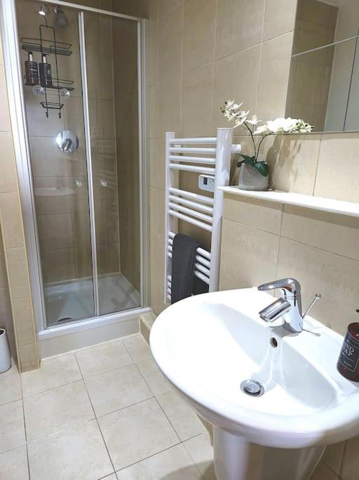 Centre 2 Bed & 2 Bath With Free Secured Parking Near And Hospital Apartment
