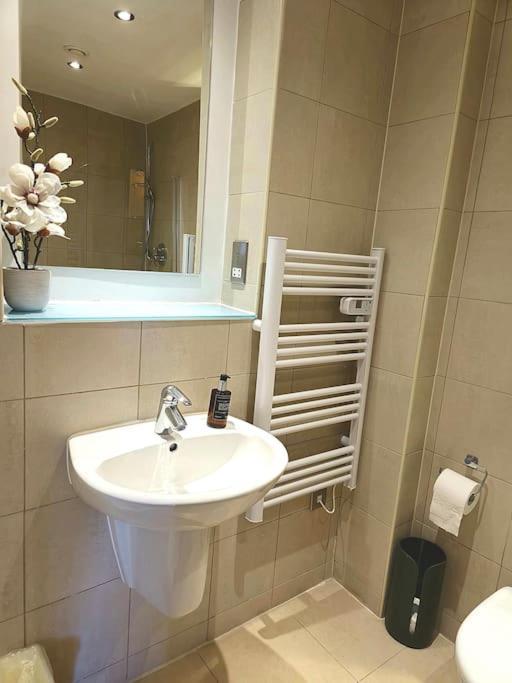Centre 2 Bed & 2 Bath With Free Secured Parking Near And Hospital Apartment *