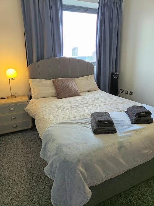 Centre 2 Bed & 2 Bath With Free Secured Parking Near And Hospital *