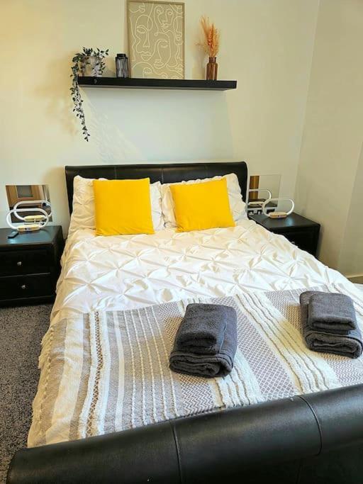 Centre 2 Bed & 2 Bath With Free Secured Parking Near And Hospital