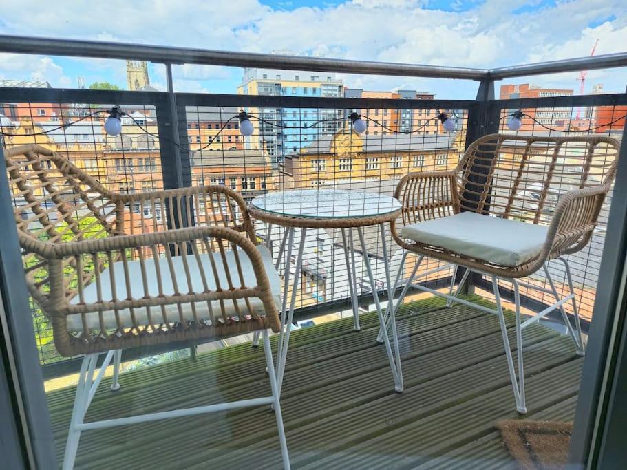 Centre 2 Bed & 2 Bath With Free Secured Parking Near And Hospital Apartment *