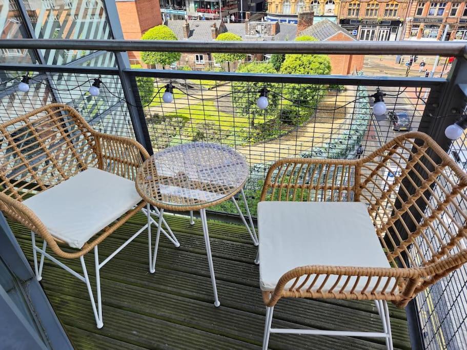 Apartment Centre 2 Bed & 2 Bath With Free Secured Parking Near And Hospital