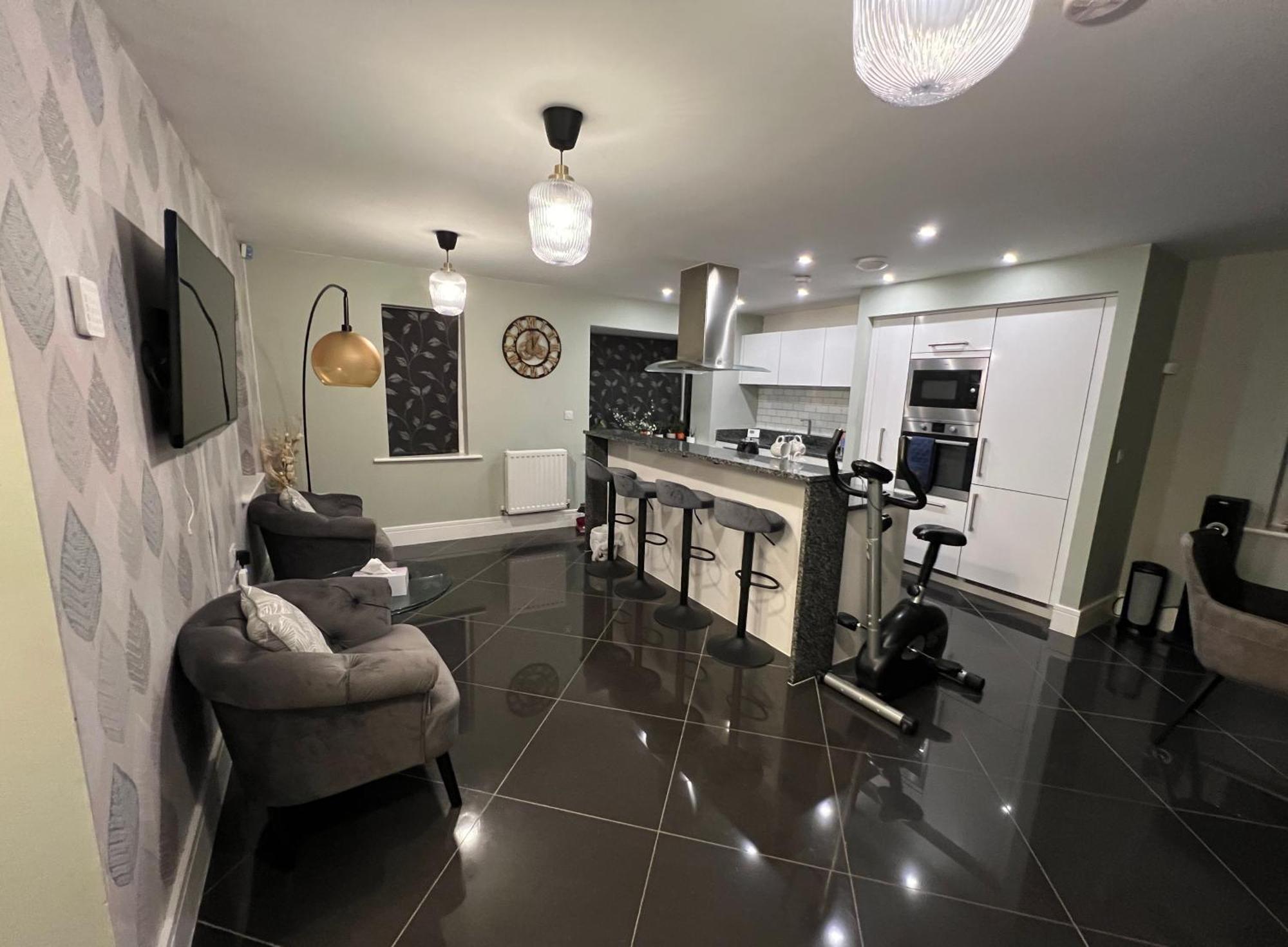 Spacious King Size Detached House Free Wifi Free Parking Guest house