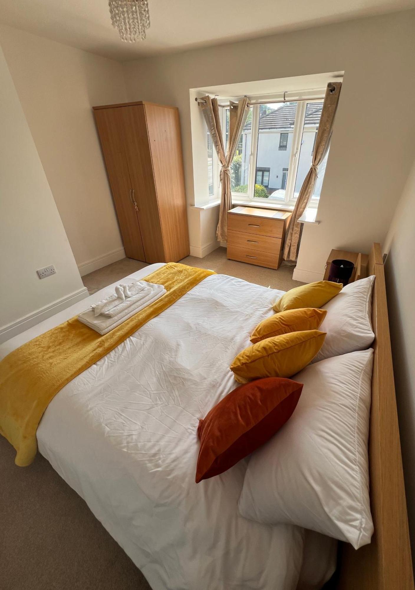 Guest house Spacious King Size Detached House Free Wifi Free Parking Sheffield