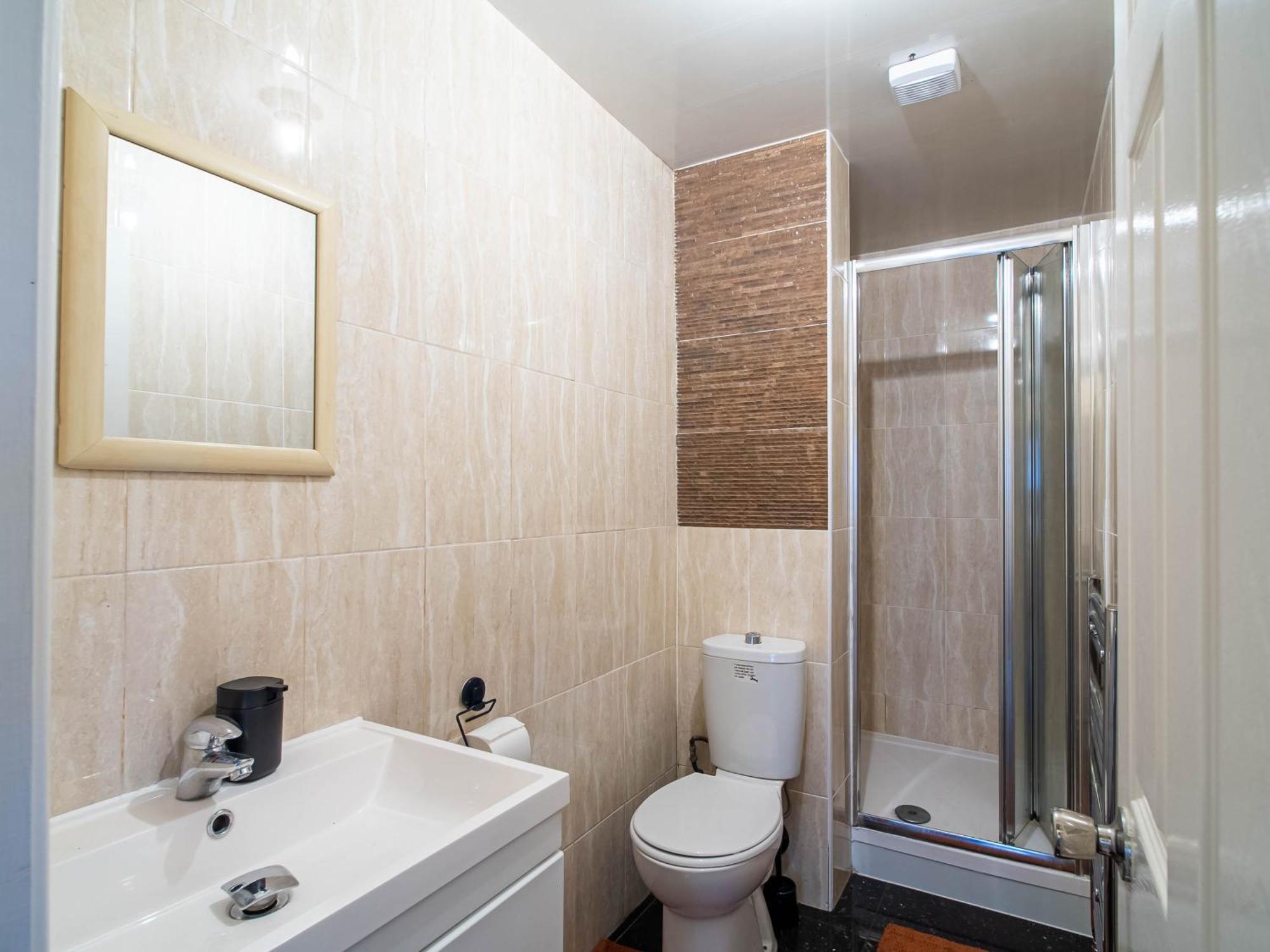 Hallam Sleek Apartment