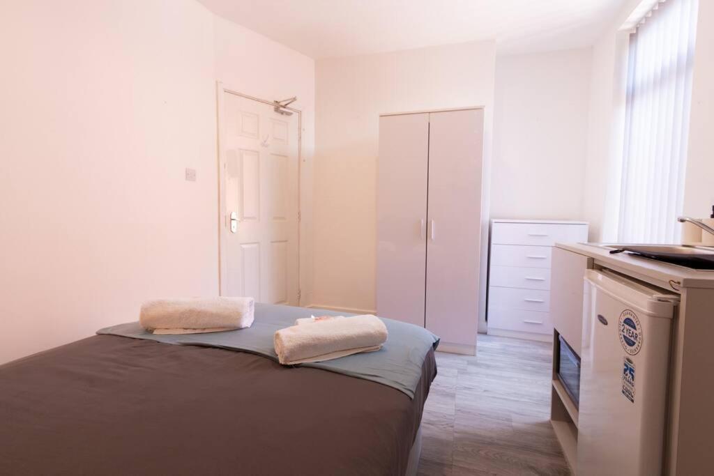 Suite 3 - Quaint Double Room In A Shared House * Sheffield