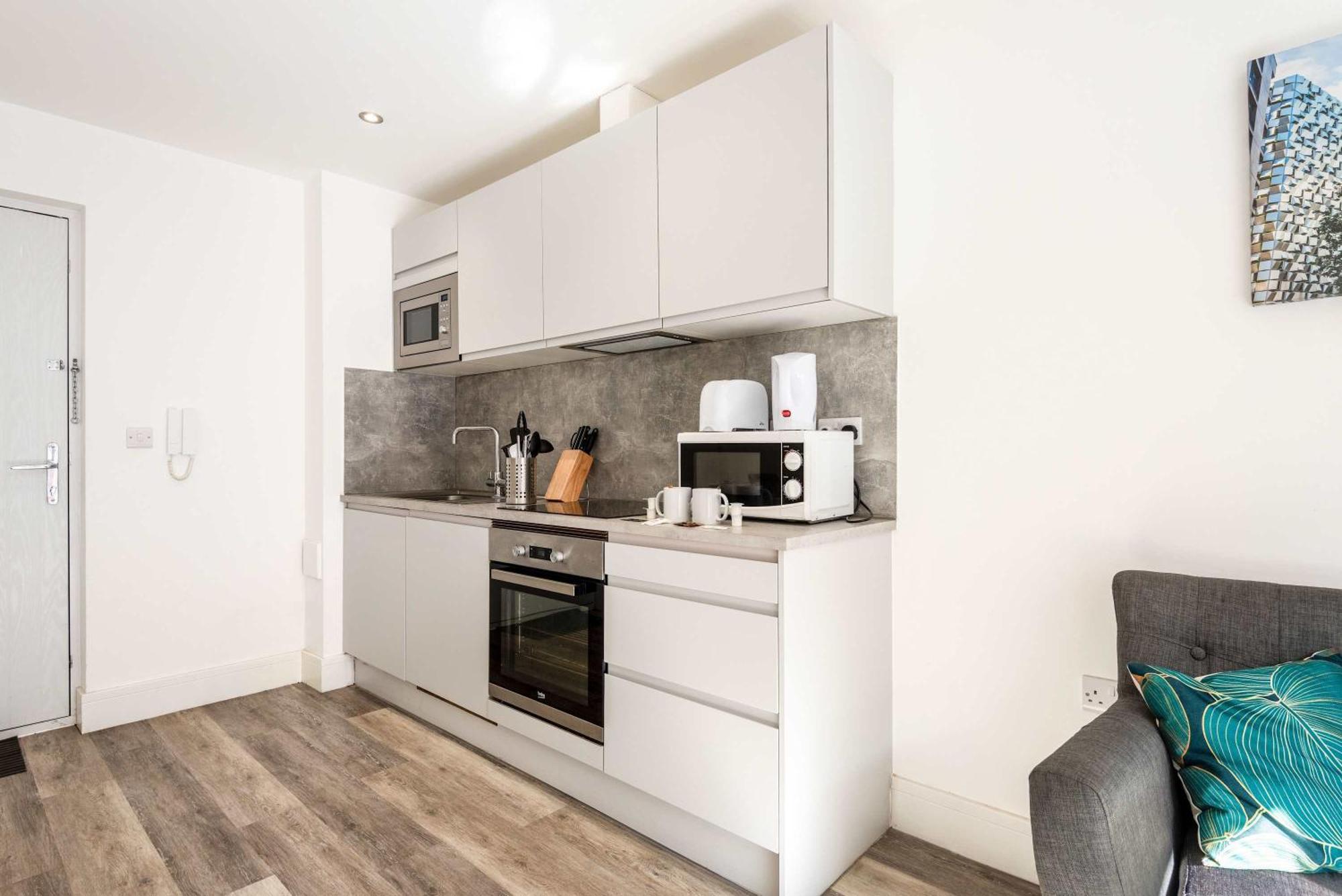 Fabulous 1 Bedroom In Apartment *