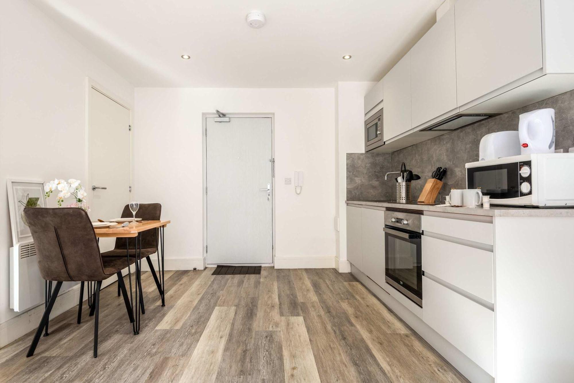 Fabulous 1 Bedroom In Apartment