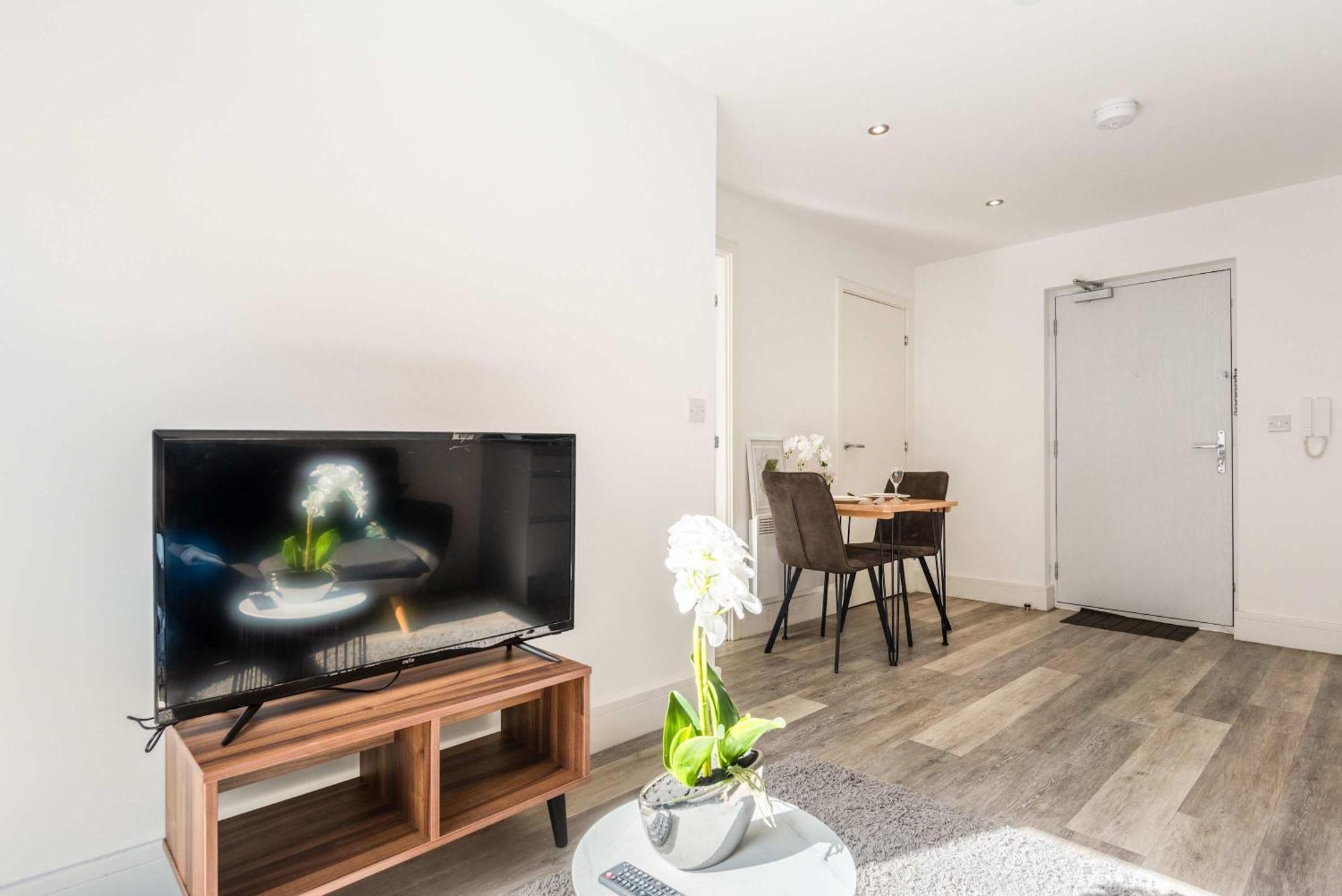 Fabulous 1 Bedroom In Apartment *