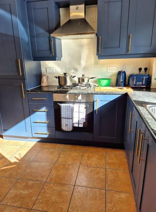 Holiday home From 3 Bed,2 Bath House With Garden&parking Near Centre&tram Stop *