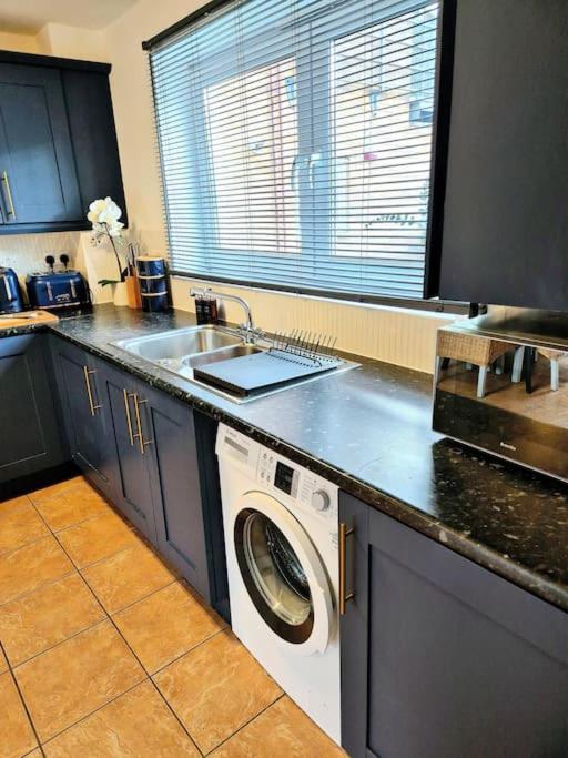Holiday home From 3 Bed,2 Bath House With Garden&parking Near Centre&tram Stop Sheffield