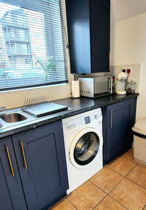 From 3 Bed,2 Bath House With Garden&parking Near Centre&tram Stop Holiday home