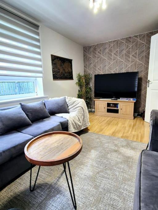 Holiday home From 3 Bed,2 Bath House With Garden&parking Near Centre&tram Stop *