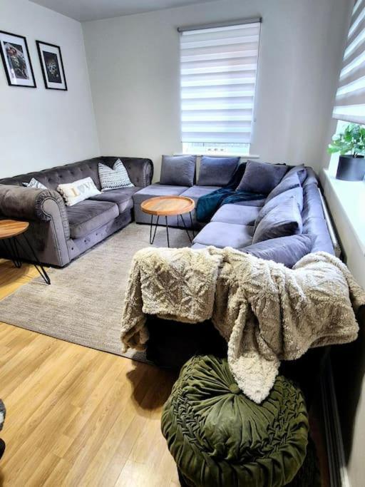 From 3 Bed,2 Bath House With Garden&parking Near Centre&tram Stop Holiday home