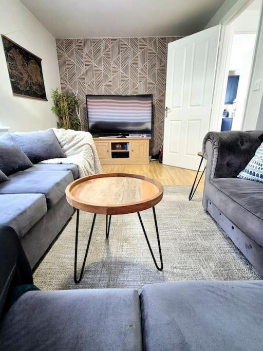 Holiday home From 3 Bed,2 Bath House With Garden&parking Near Centre&tram Stop