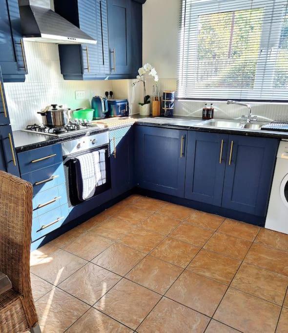 From 3 Bed,2 Bath House With Garden&parking Near Centre&tram Stop Holiday home *
