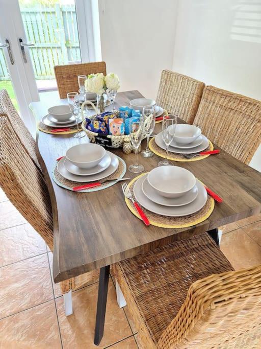From 3 Bed,2 Bath House With Garden&parking Near Centre&tram Stop *