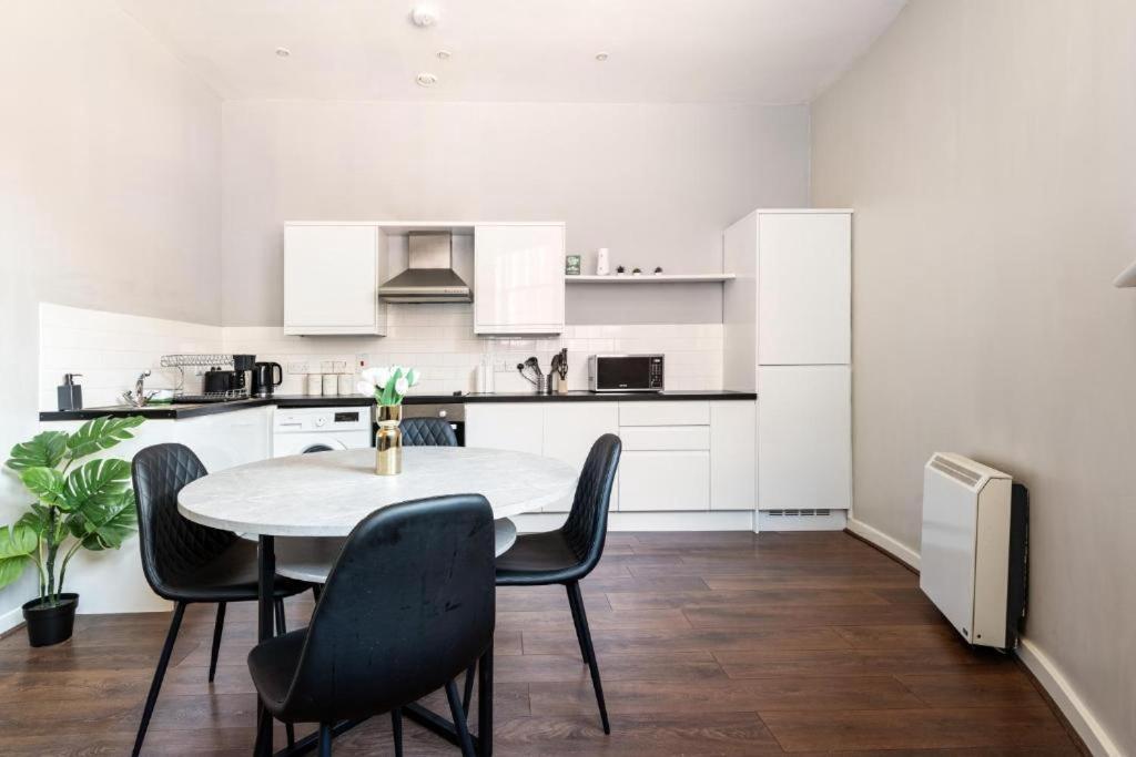 Apartment Flat 8, Cardigan House *