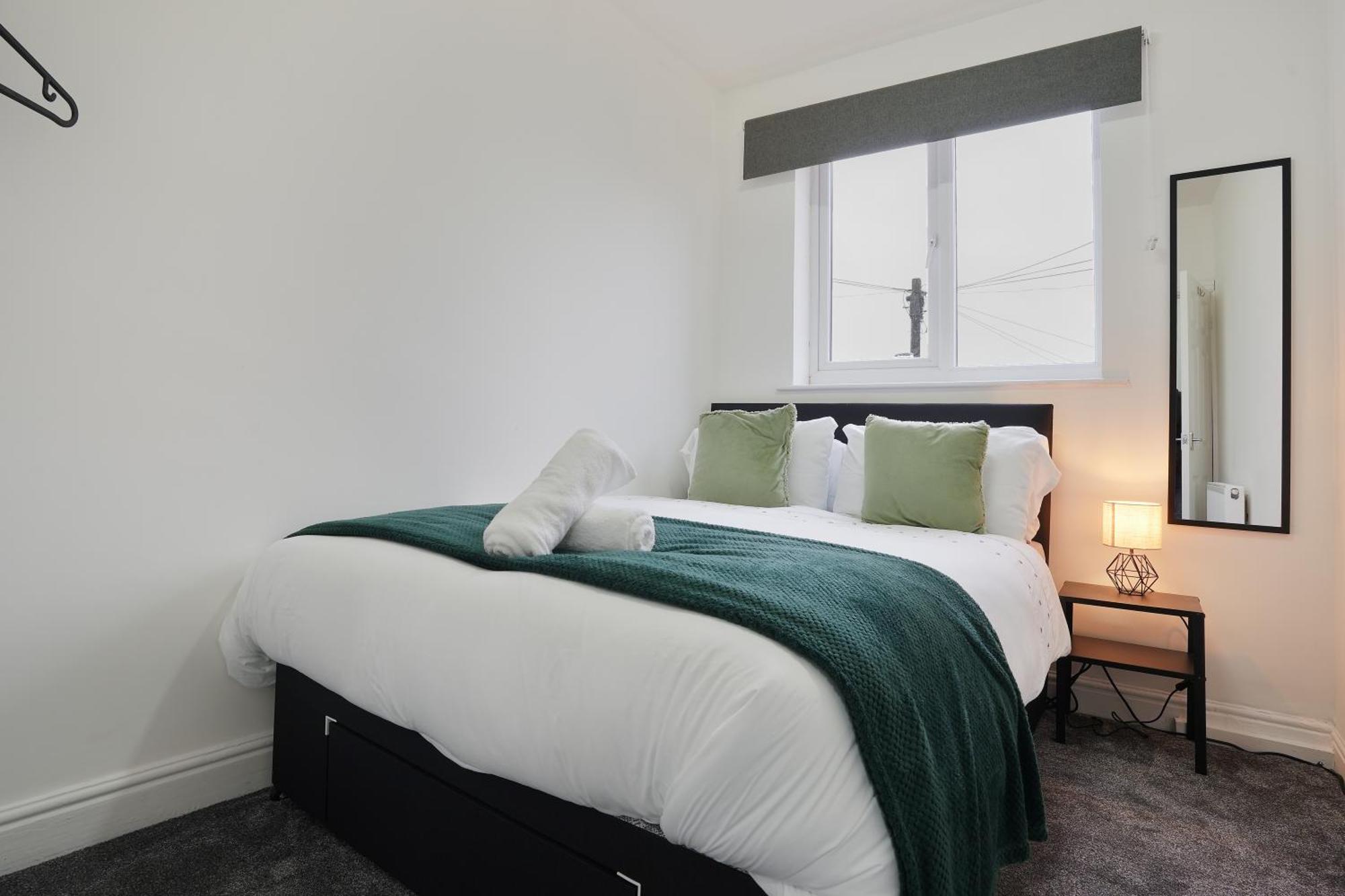 Apartment Myrtle House - Spacious 4 Bed, Free Parking & Close To The Centre, Great For Contractors, Groups & Families - Hosted By Host Save