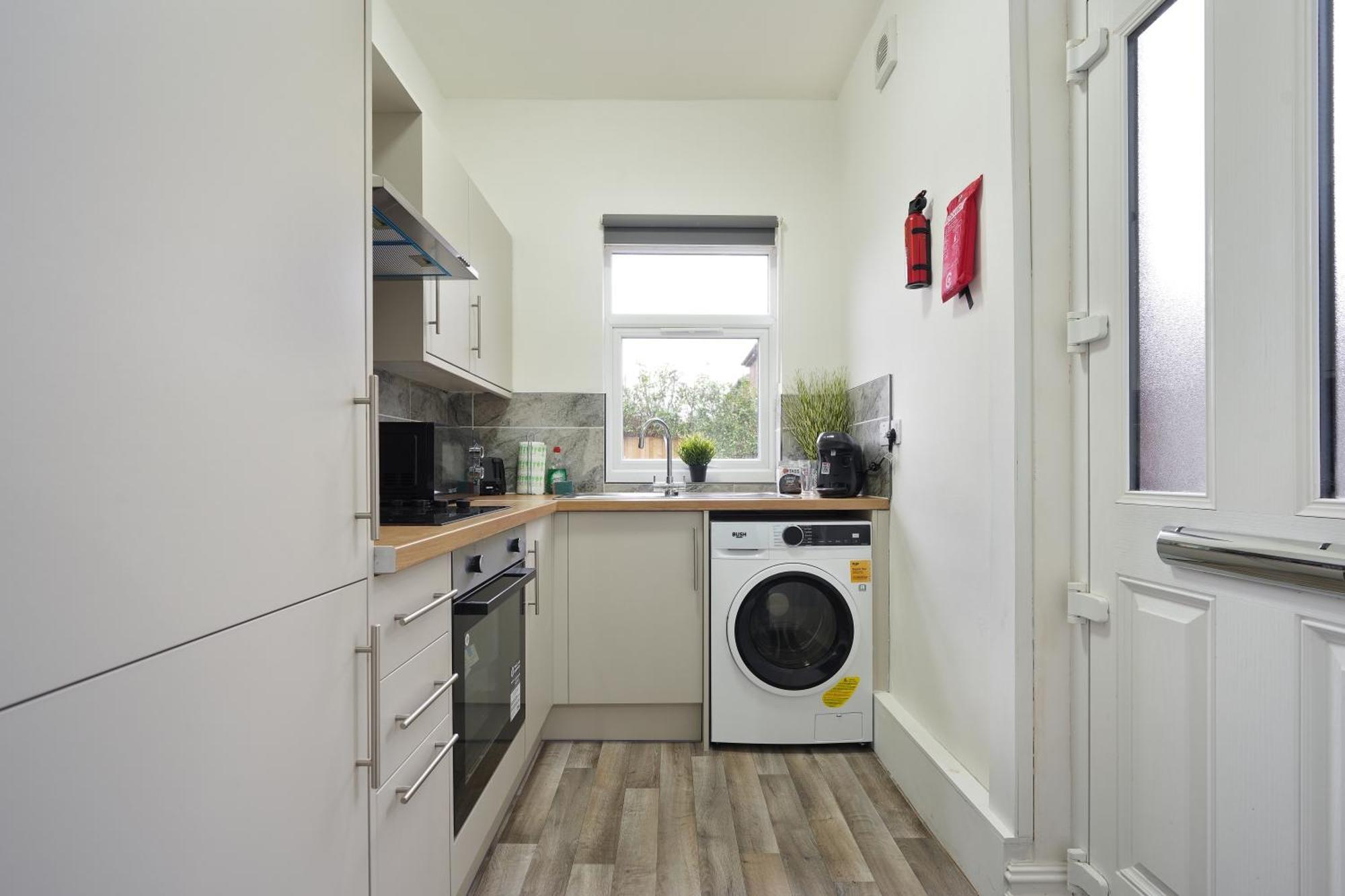 Apartment Myrtle House - Spacious 4 Bed, Free Parking & Close To The Centre, Great For Contractors, Groups & Families - Hosted By Host Save Sheffield