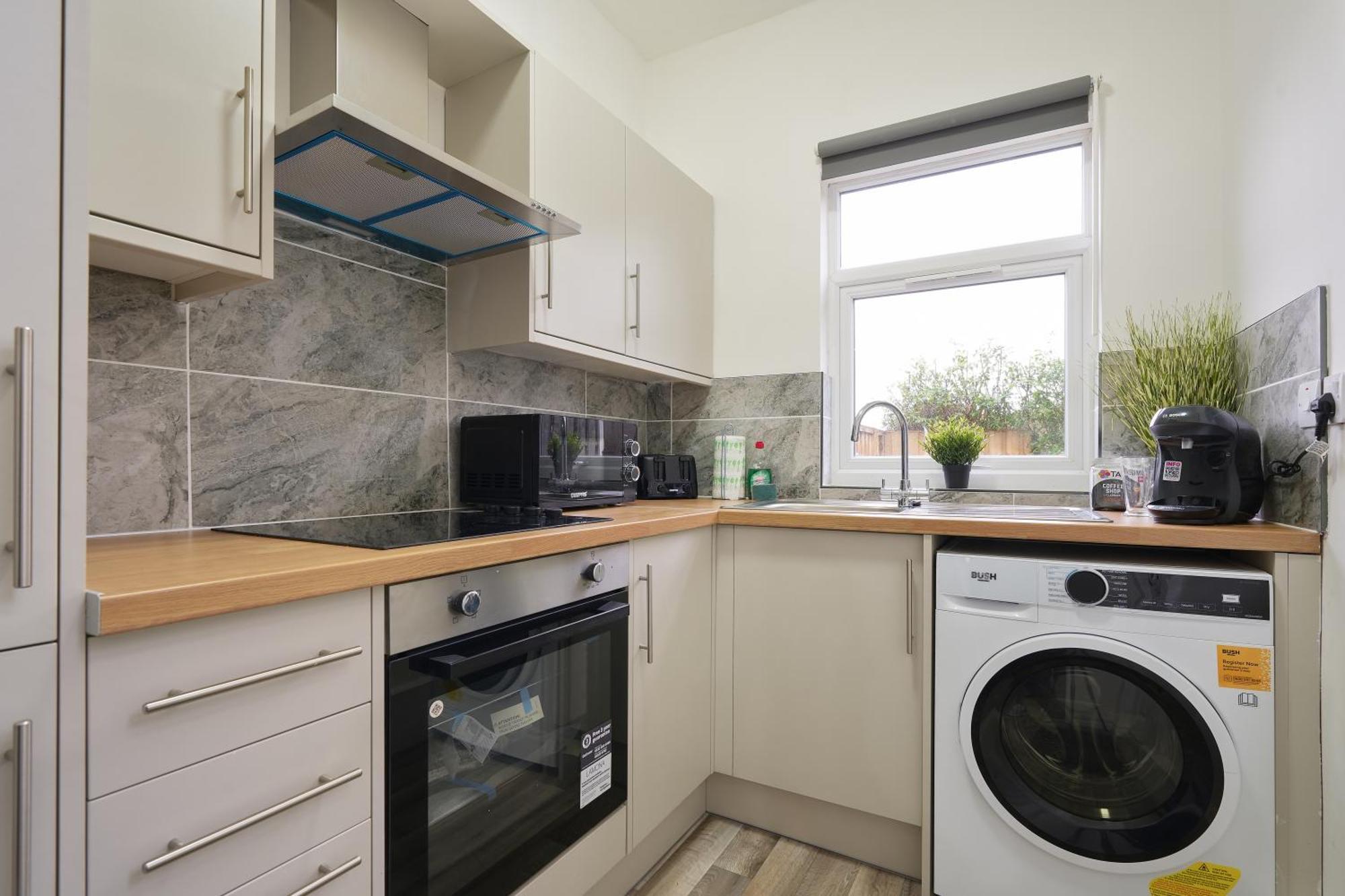 Apartment Myrtle House - Spacious 4 Bed, Free Parking & Close To The Centre, Great For Contractors, Groups & Families - Hosted By Host Save