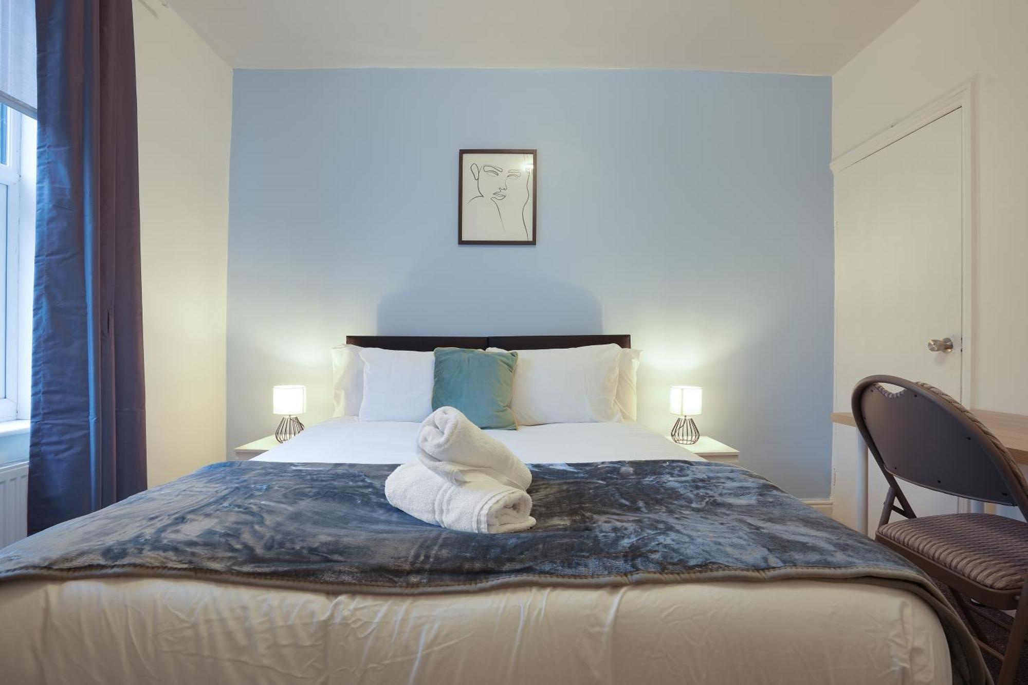 Apartment Myrtle House - Spacious 4 Bed, Free Parking & Close To The Centre, Great For Contractors, Groups & Families - Hosted By Host Save *