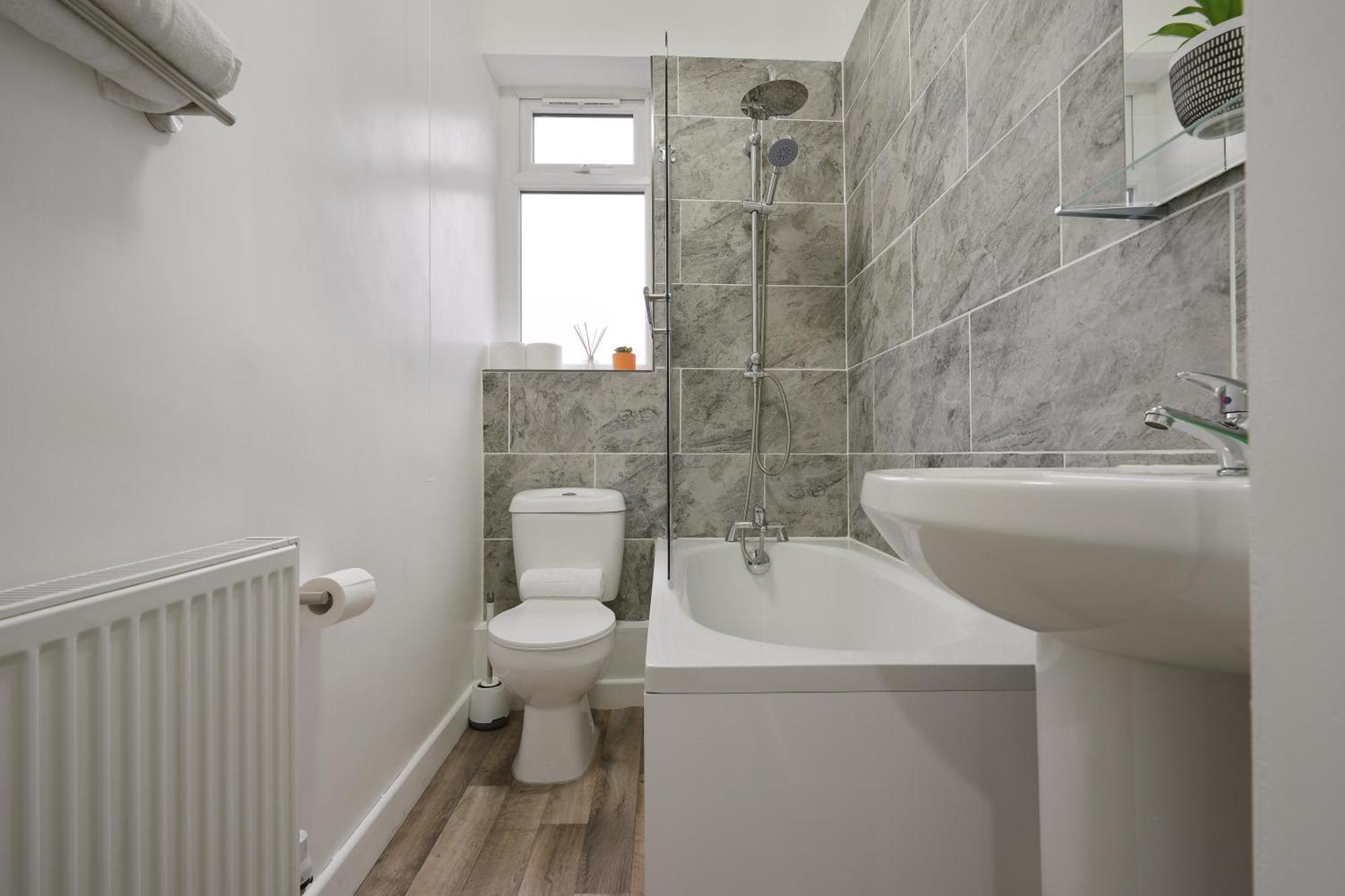 Myrtle House - Spacious 4 Bed, Free Parking & Close To The Centre, Great For Contractors, Groups & Families - Hosted By Host Save Apartment *