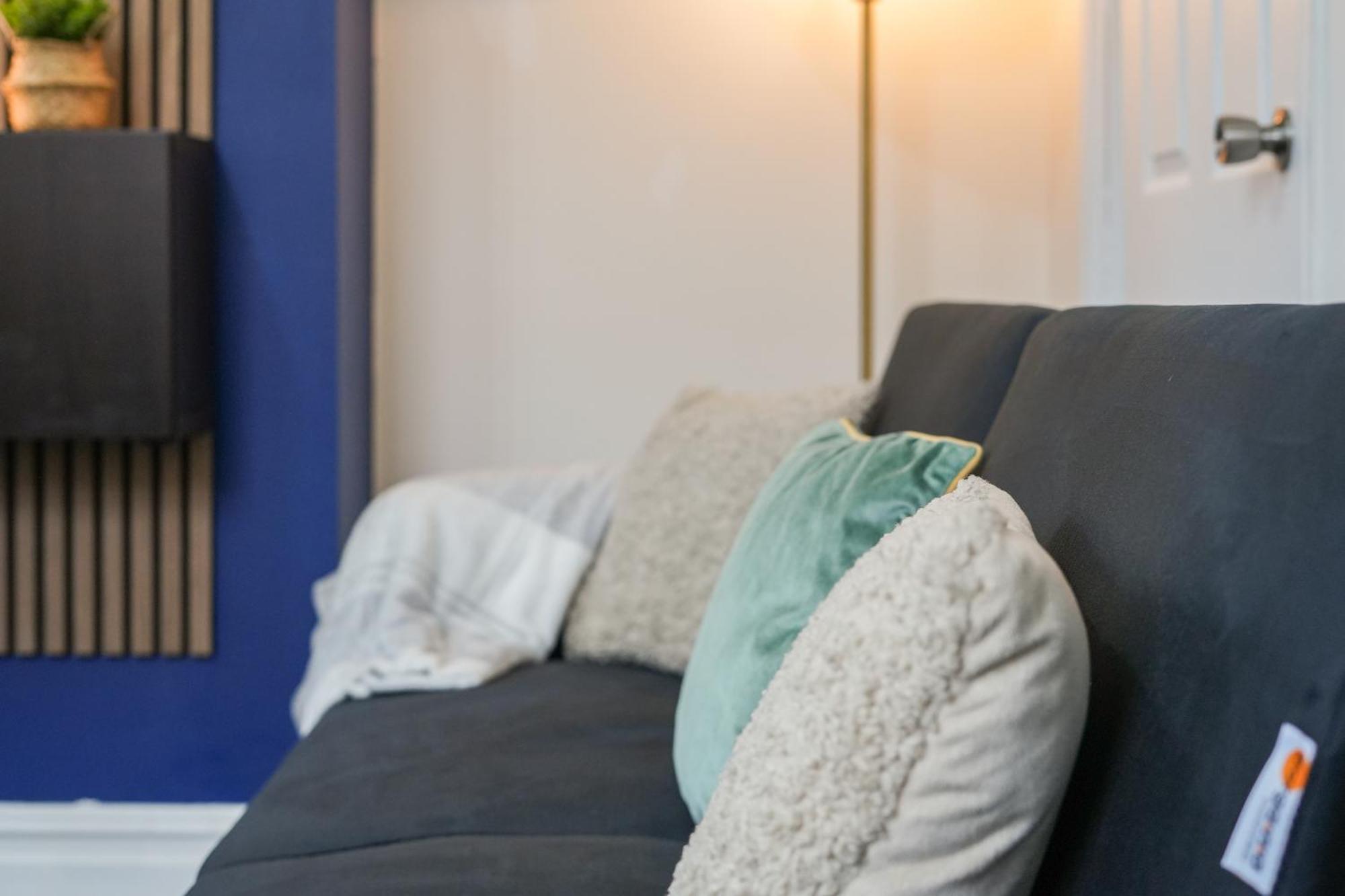 Myrtle House - Spacious 4 Bed, Free Parking & Close To The Centre, Great For Contractors, Groups & Families - Hosted By Host Save Apartment *