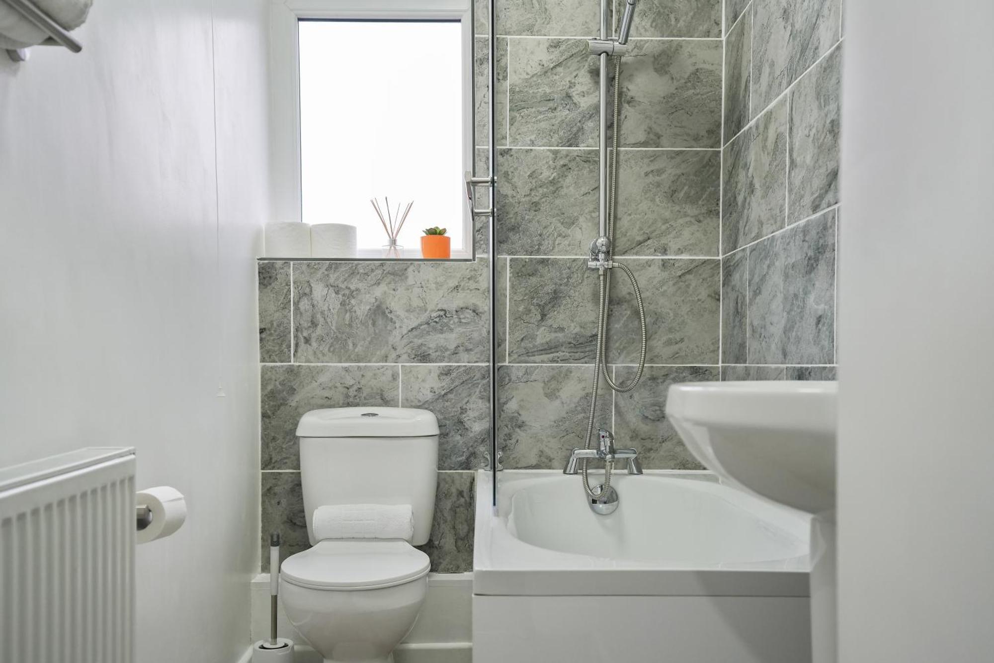 Apartment Myrtle House - Spacious 4 Bed, Free Parking & Close To The Centre, Great For Contractors, Groups & Families - Hosted By Host Save