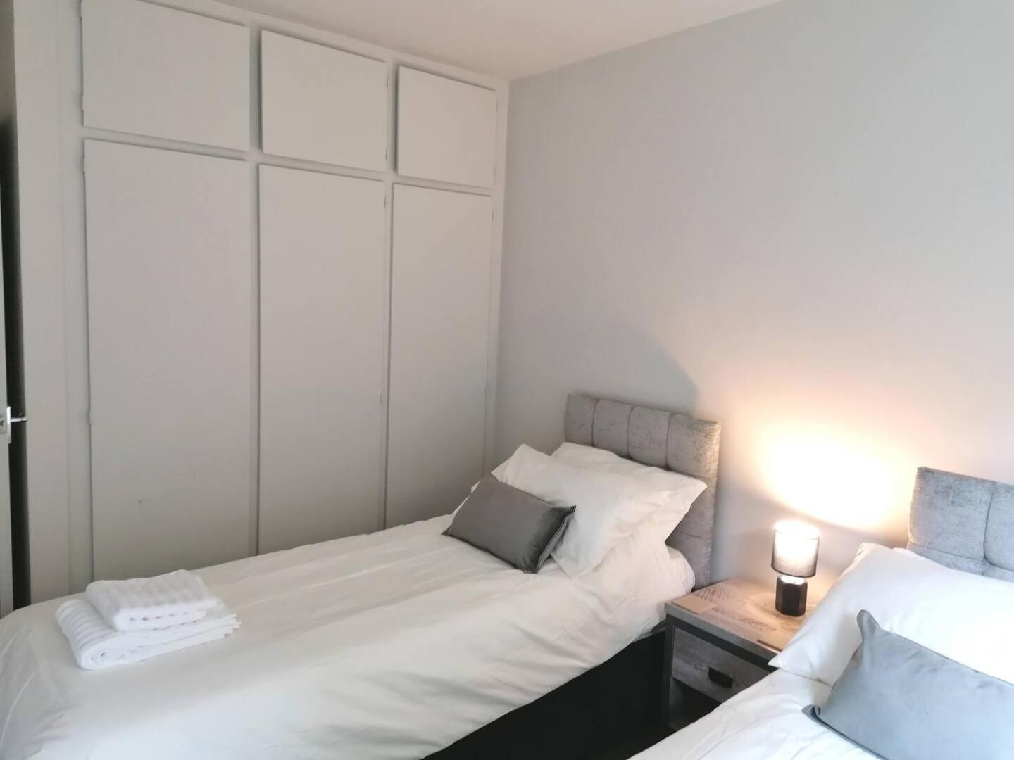 3 Bedroom Close To Peak District With Garden Holiday home *