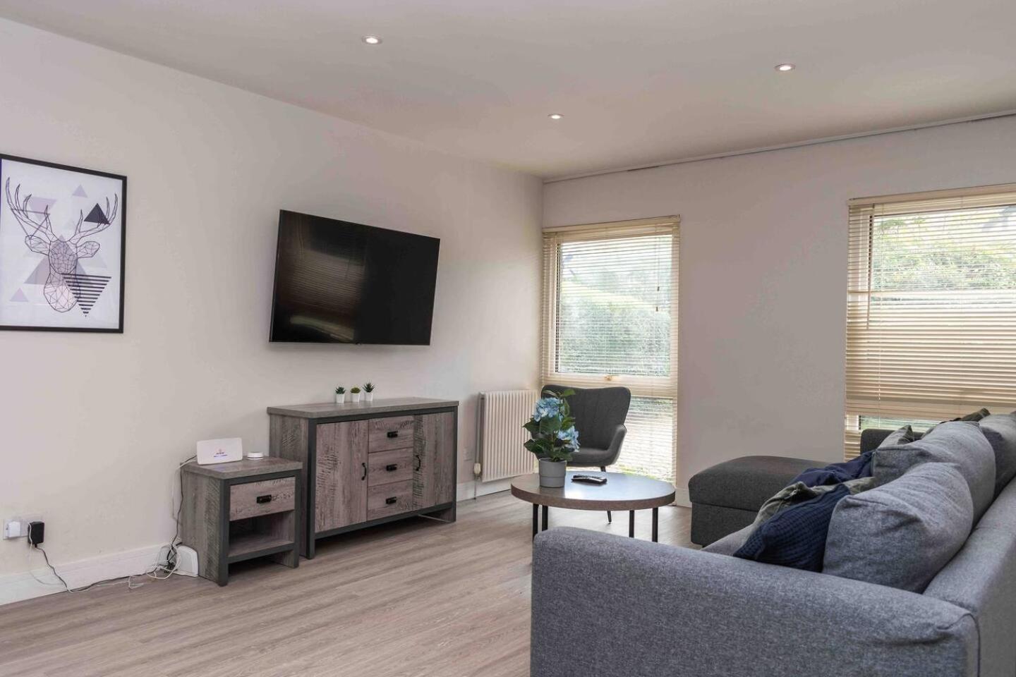 3 Bedroom Close To Peak District With Garden Holiday home