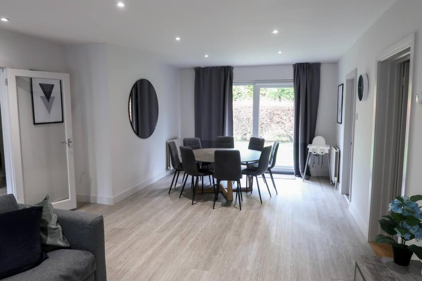 3 Bedroom Close To Peak District With Garden Holiday home