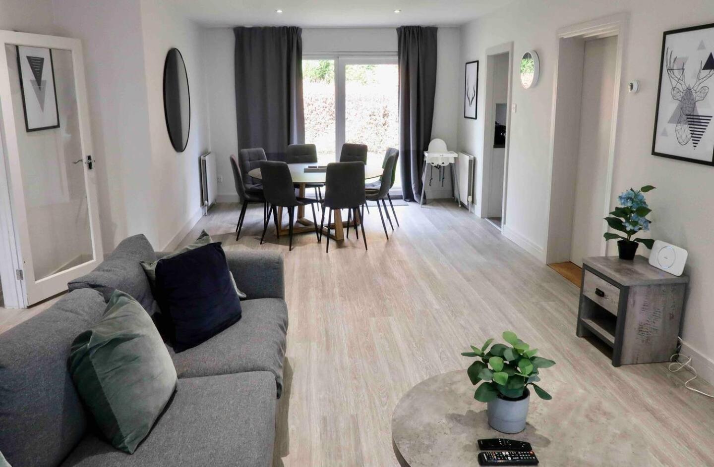 3 Bedroom Close To Peak District With Garden Holiday home Sheffield