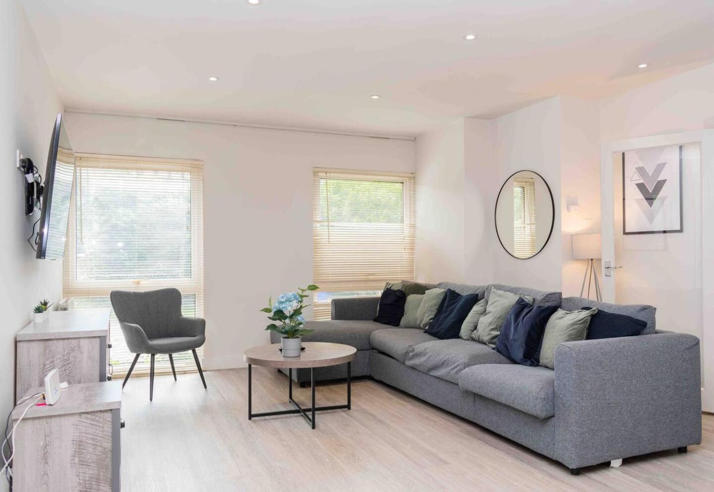 3 Bedroom Close To Peak District With Garden Holiday home *