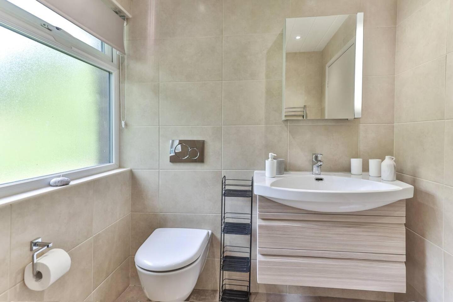 3 Bedroom Close To Peak District With Garden Holiday home