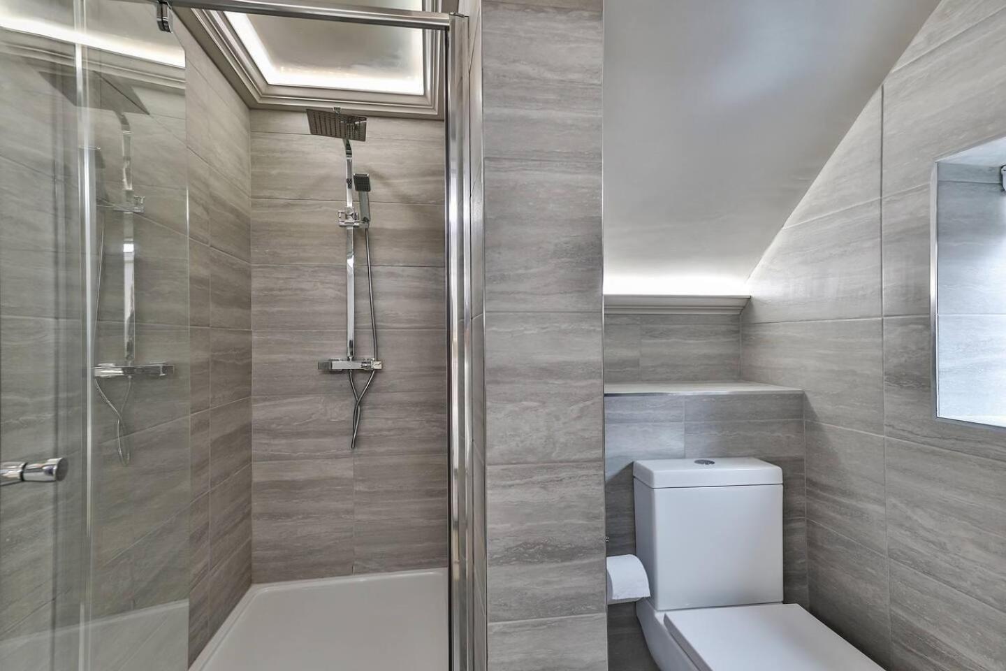 Spacious, Modern 2 Bed With Ensuites * Sheffield