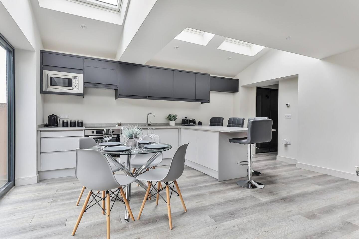 Aparthotel Spacious, Modern 2 Bed With Ensuites *