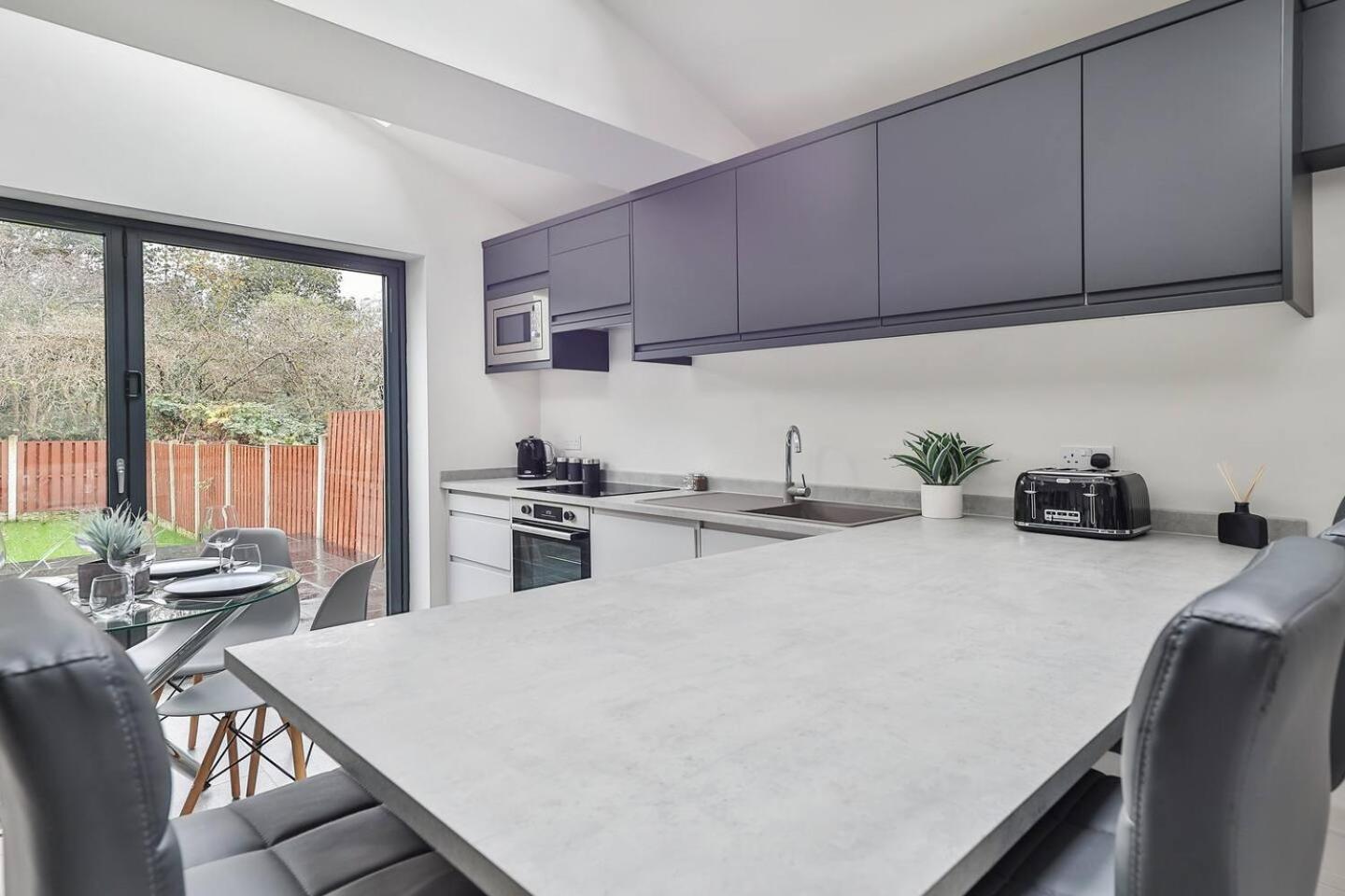 Spacious, Modern 2 Bed With Ensuites *