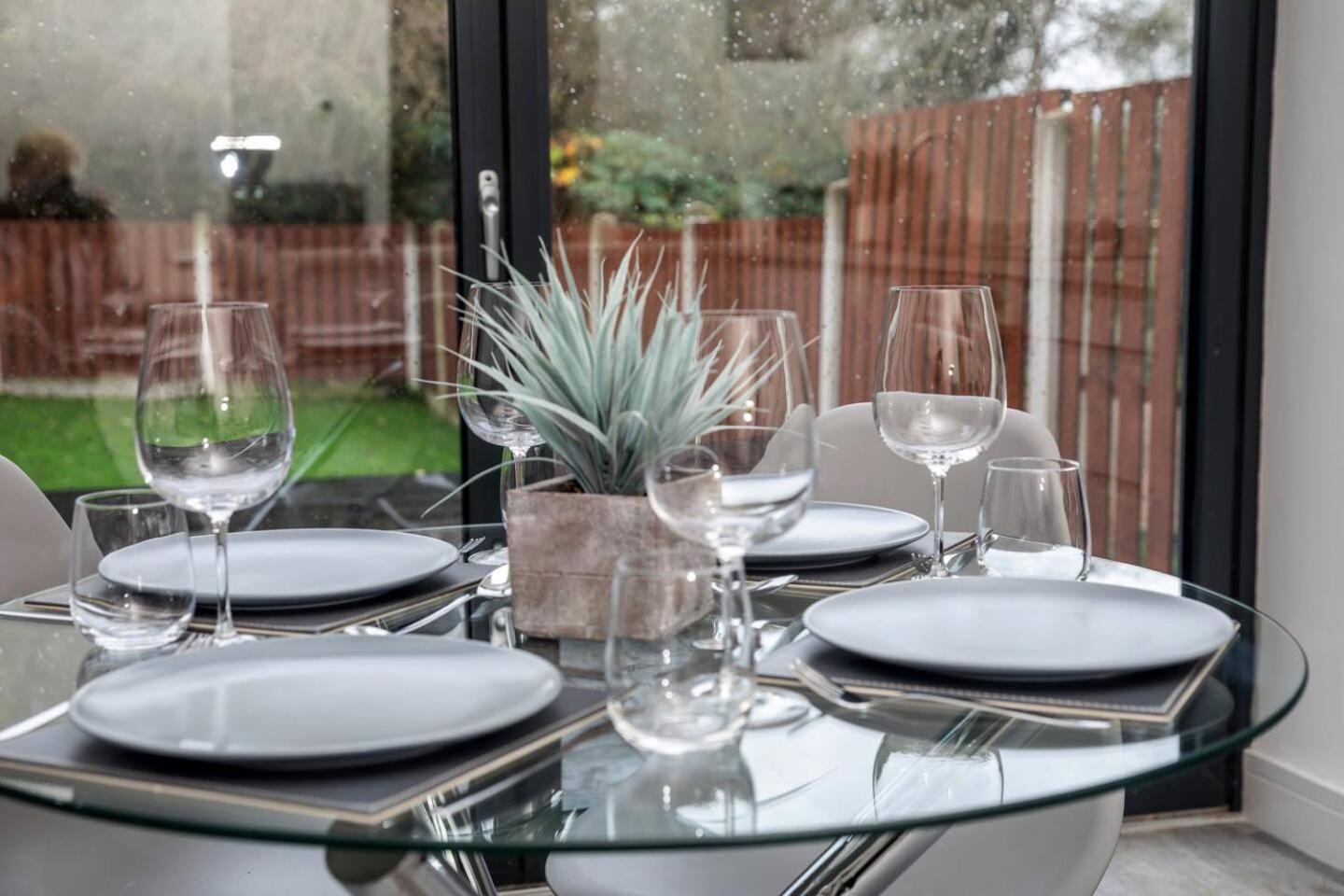 Spacious, Modern 2 Bed With Ensuites Sheffield
