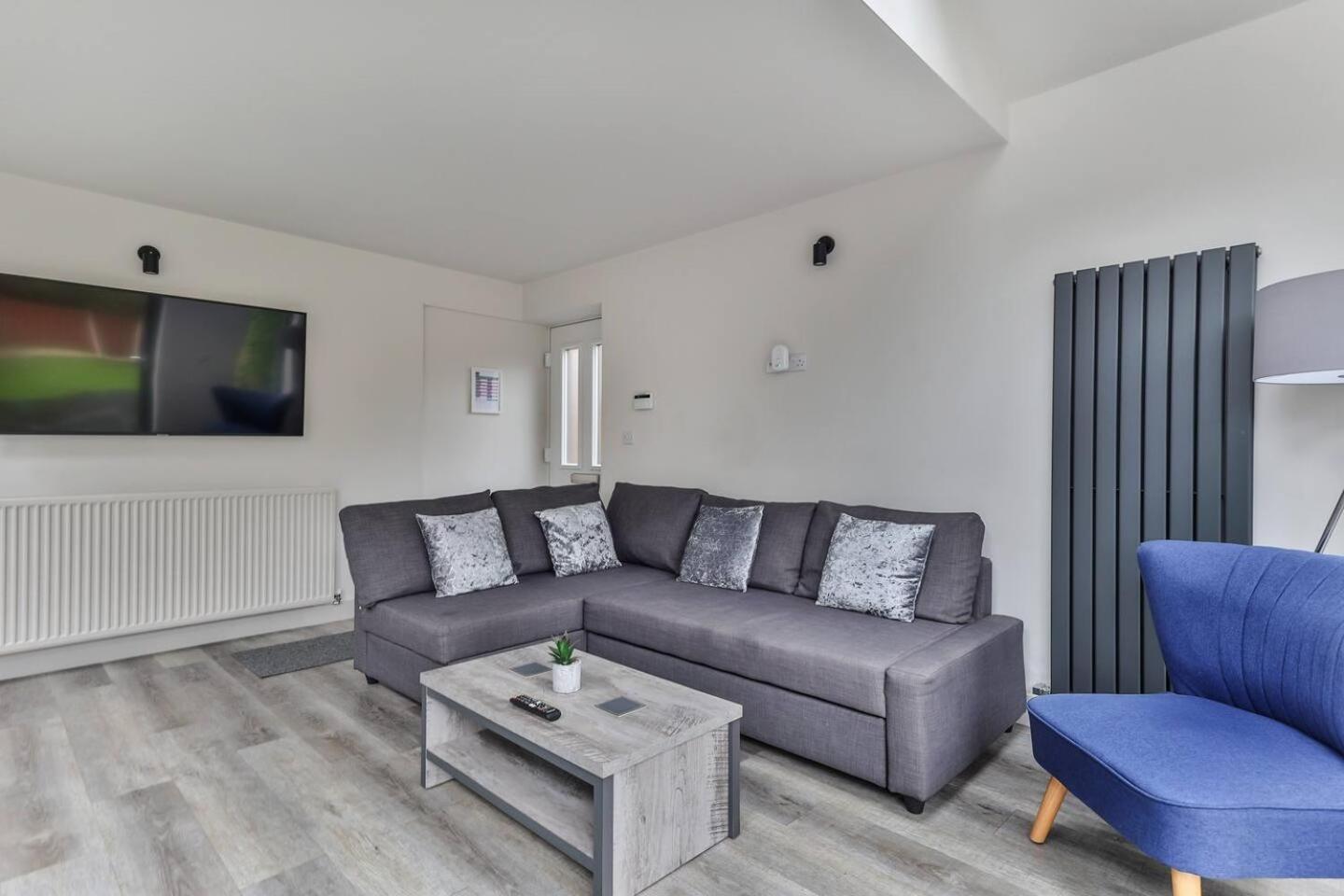 Spacious, Modern 2 Bed With Ensuites * Sheffield