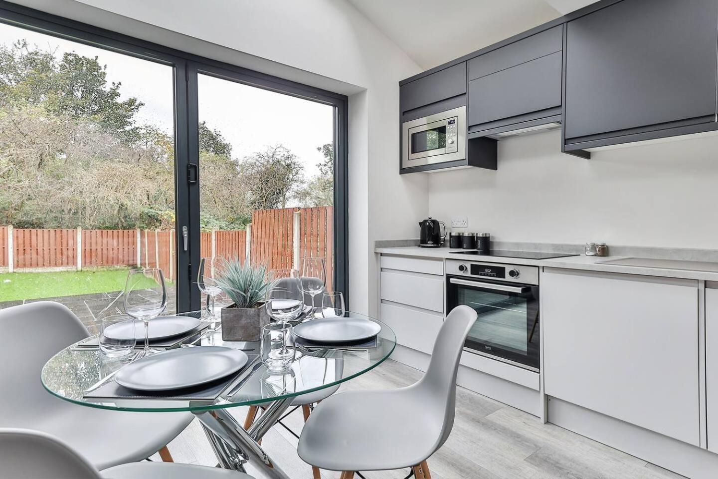 Spacious, Modern 2 Bed With Ensuites